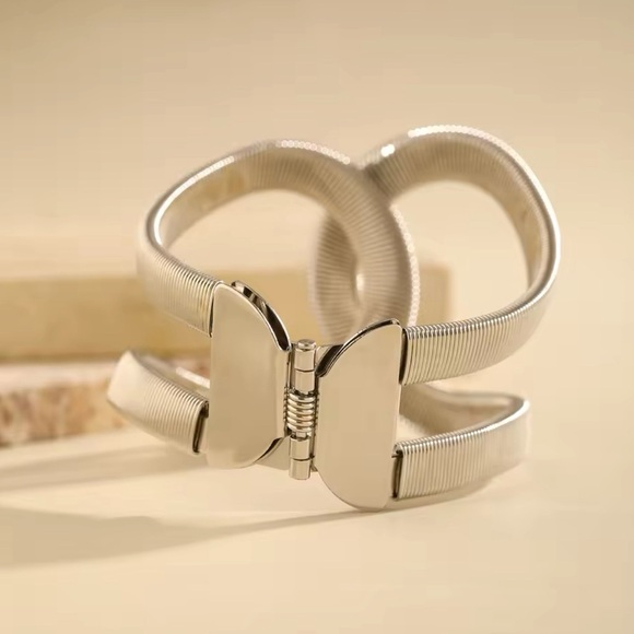 Luxe Silver Sculptural European luxury design - Vintage Chic Statement Bracelet - Picture 3 of 7
